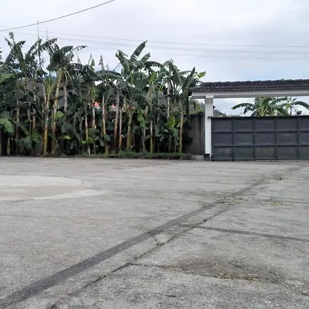 And Weekends, 4 בית נופש