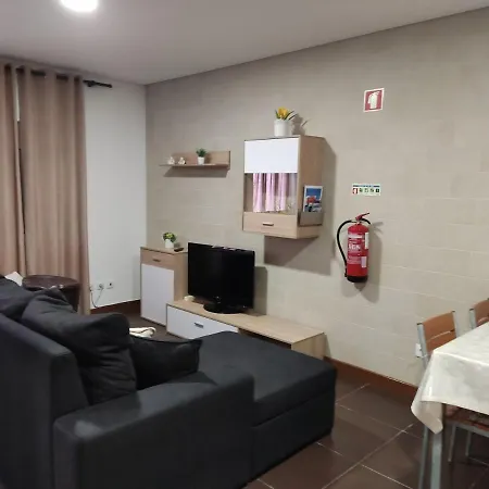 And Weekends, 4 בית נופש